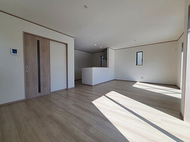 家族団欒のリビング。陽光差し込む食卓には家族の会話とスマイルが溢れます。いつまでもここで食卓を囲みたくなる、そう感じさせてくれるスペース。