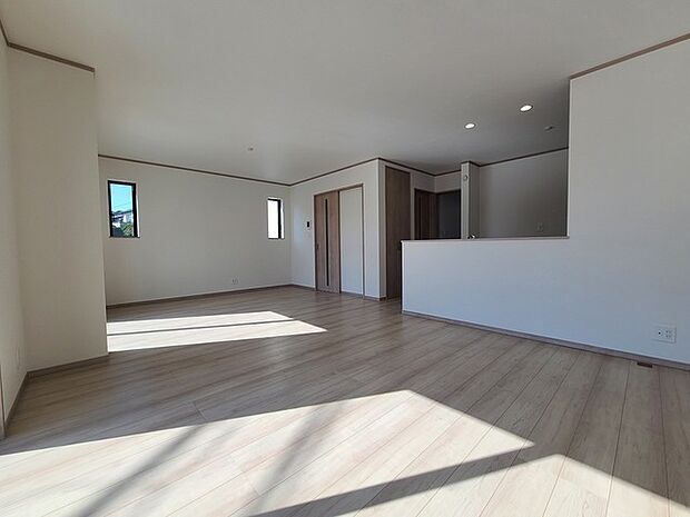 家族団欒のリビング。陽光差し込む食卓には家族の会話とスマイルが溢れます。いつまでもここで食卓を囲みたくなる、そう感じさせてくれるスペース。