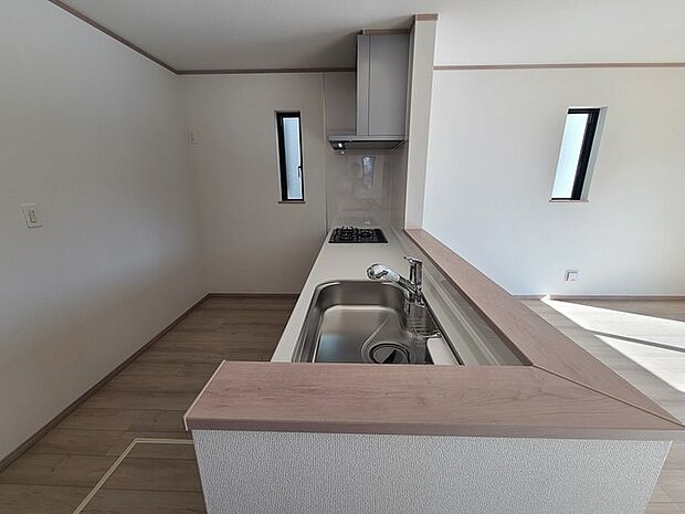 リビングにいる家族の顔が見渡せるカウンターキッチン。お料理もより一層おいしく、楽しく。食器棚を背面に設置しても十分な広さを確保しています。