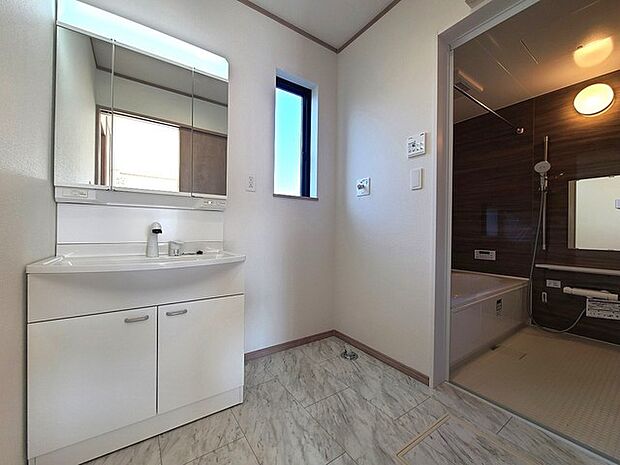 使い勝手の良い洗面台、窓があることで換気もしやすく清潔感のある空間を保てます。
