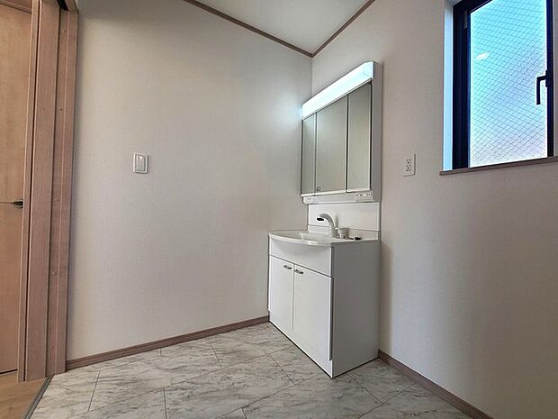 使い勝手の良い洗面台、窓があることで換気もしやすく清潔感のある空間を保てます。