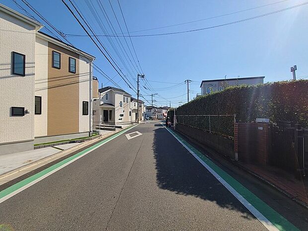戸建てが立ち並ぶ静かな住宅街。四季折々の移り変わりを感じながら自然と楽しみ、暮らす、そんな毎日を日々の中で感じられる住環境 