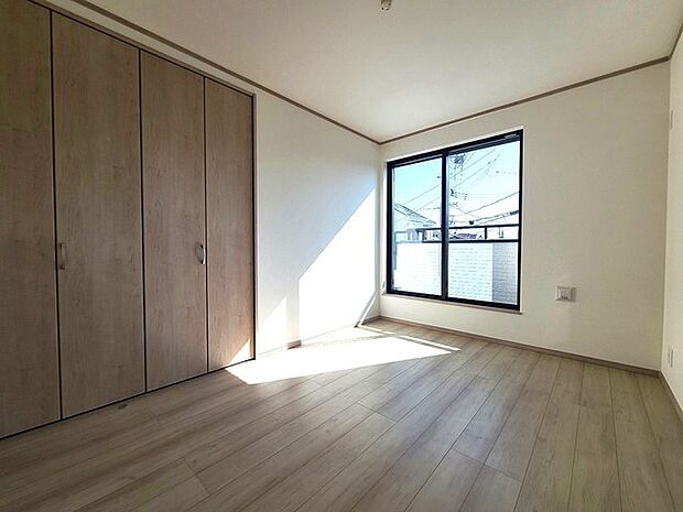 どんな家具にでも相性が良い清潔感ある白色調のクロスを採用。主張しすぎない配色、耐久性にも優れた床材は日々のメンテナンスも楽に、快適に過ごして頂けるよう考えられています。 