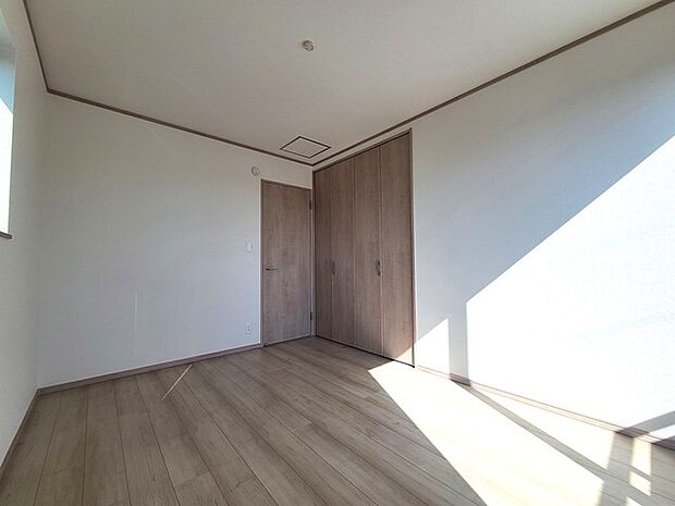 どんな家具にでも相性が良い清潔感ある白色調のクロスを採用。主張しすぎない配色、耐久性にも優れた床材は日々のメンテナンスも楽に、快適に過ごして頂けるよう考えられています。 