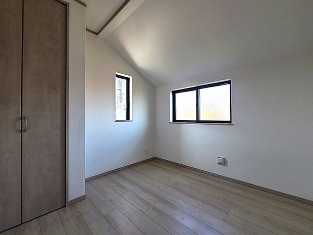 どんな家具にでも相性が良い清潔感ある白色調のクロスを採用。主張しすぎない配色、耐久性にも優れた床材は日々のメンテナンスも楽に、快適に過ごして頂けるよう考えられています。