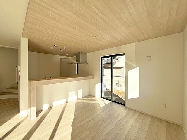 家族や友人、両親、親戚とこれから沢山の時間を紡ぐのだろう。そこを彩るのは窓から見える青い空、心地よい緑。そんなイメージが膨らむリビングスペース。 