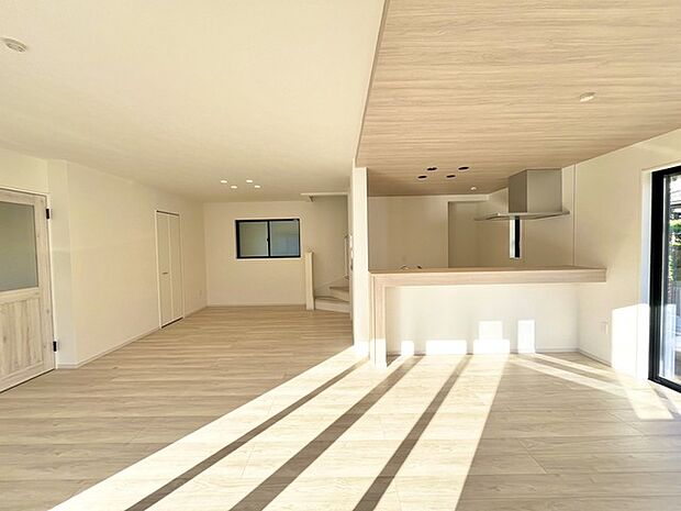 夕食の時間。家族、友人、両親、親戚との会話がより料理を美味しくしてくれる。あっという間に時間が過ぎてしまう居心地の良さは、普段はほっとする空間としてここにあります。 