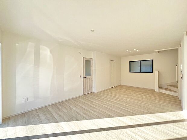 家族が一番集まる場所だから広々としつつも素敵な空間であって欲しい。皆がくつろぐリビングからキッチンまでが一つに繋がる空間。 