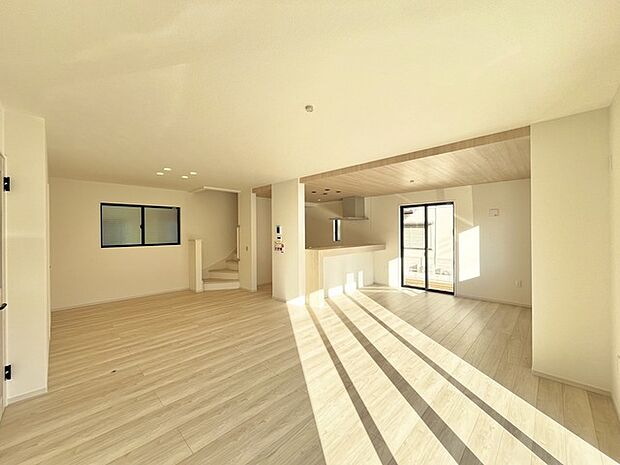 家族団欒のリビング。陽光差し込む食卓には家族の会話とスマイルが溢れます。いつまでもここで食卓を囲みたくなる、そう感じさせてくれるスペース。 