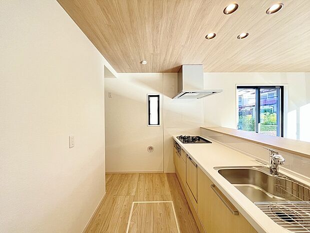 リビングにいる家族の顔が見渡せるカウンターキッチン。お料理もより一層おいしく、楽しく。食器棚を背面に設置しても十分な広さを確保しています。 