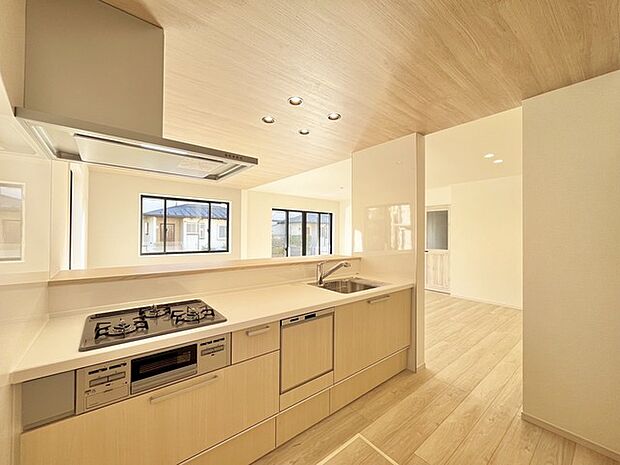 収納量豊富なシステムキッチン。明るい光が差し込む窓も調味料置き場などに役立ちます。カウンターキッチンと違い、背面を広く使えるので自由度が高いのも嬉しいですね。 