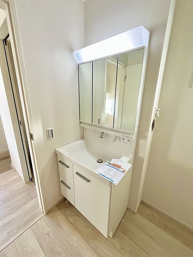 お出かけ前の身だしなみに一歩差がつく三面鏡。ミラー裏にはたっぷり収納もございます。 