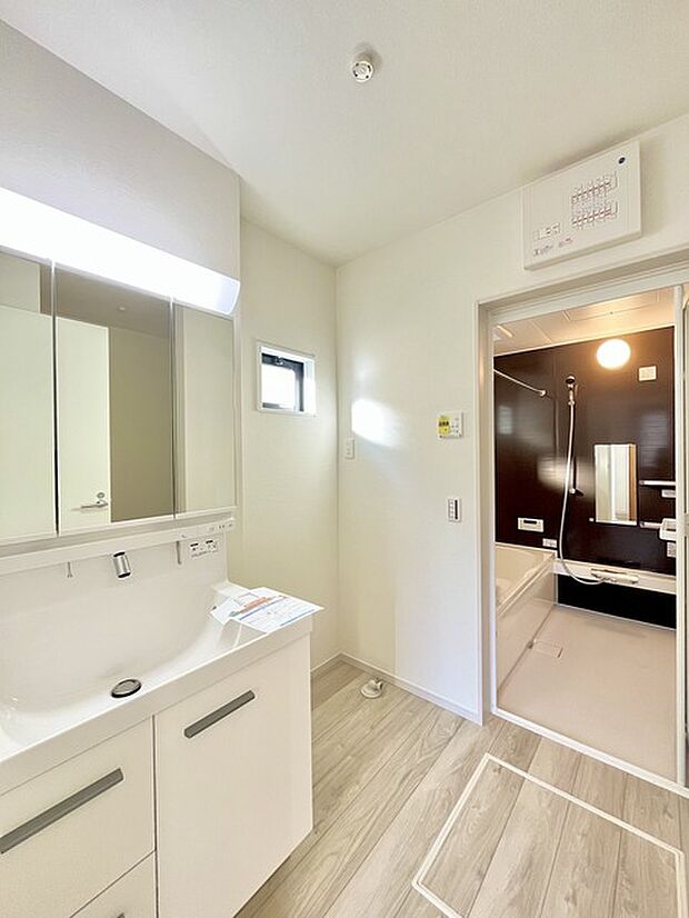 ゆとりの洗面スペースで朝の身支度もスムーズに行えます。 