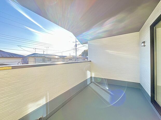 プライバシーを確保しやすい広々としたインナーバルコニー。雨天時でも洗濯物が濡れることなく安心です。 