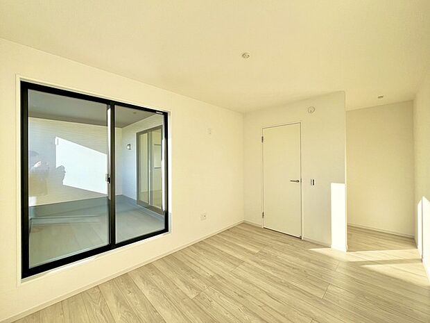 バルコニーに面した7.1帖の洋室。開口部からは優しい陽光が差し込み心地よい風が通り抜けます。 