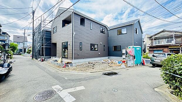 4m幅員の道路に面しておりお車の運転が苦手な方でも安心して出入りいただけます。 