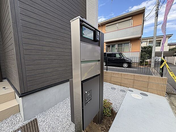 外出中で不在時や、在宅中でも手を離せない時に便利な宅配ボックス。お客様に代わって受け取れるので、暮らしにゆとりが生まれます。 