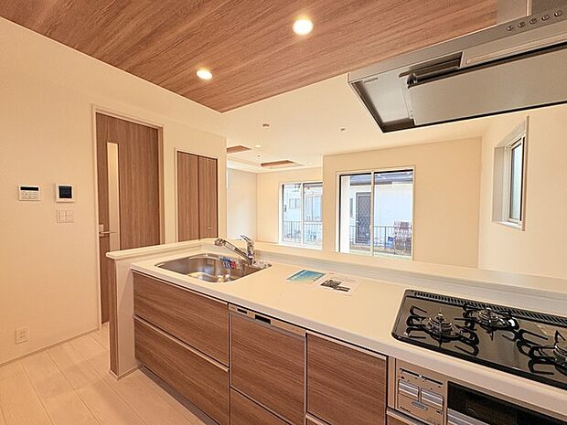 家族が一番集まる場所だから広々としつつも素敵な空間であって欲しい。皆がくつろぐリビングからキッチンまでが一つに繋がる空間。