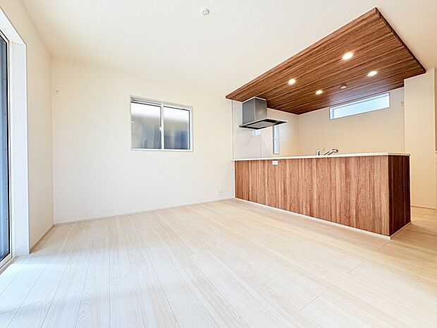 家族団欒のリビング。陽光差し込む食卓には家族の会話とスマイルが溢れます。いつまでもここで食卓を囲みたくなる、そう感じさせてくれるスペース。