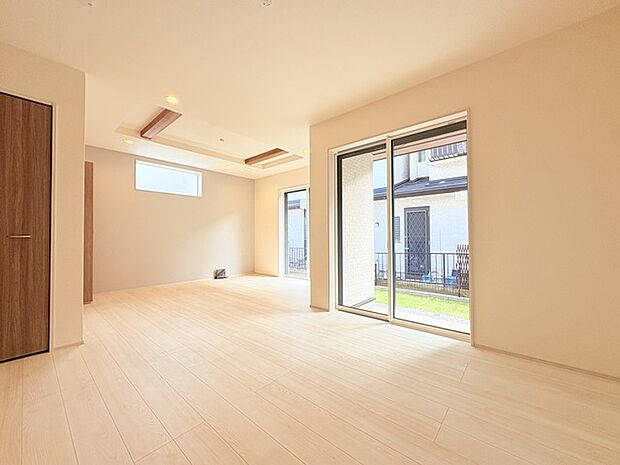 家族や友人、両親、親戚とこれから沢山の時間を紡ぐのだろう。そこを彩るのは窓から見える青い空、心地よい緑。そんなイメージが膨らむリビングスペース。