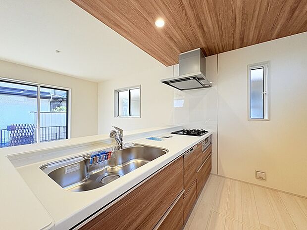 キッチンはオープンカフェスタイルだからリビングとの一体感はバッチリ。毎日のお料理時間も楽しくなりそうです。