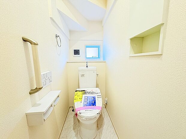 ウォシュレット機能付きのトイレ。換気のしやすい窓付きで、収納もあり実用性も兼ね備えた造り。