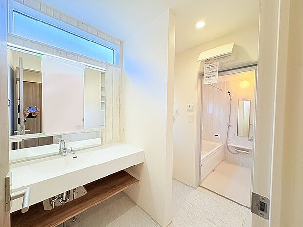 ゆとりの洗面スペースで朝の身支度もスムーズに行えます。
