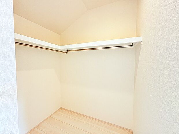 収納で悩む時間をなくしたい。家族の衣服が多くても頼もしいWIC(ウォークインクローゼット)