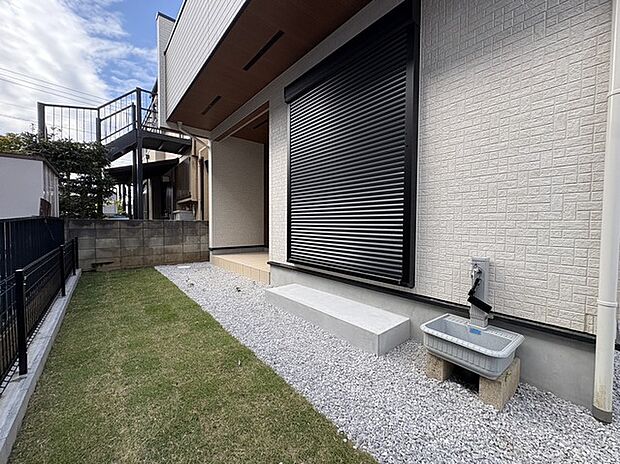 戸建てならではのお庭スペース。BBQやガーデニング、お子様のプールなど、、、、様々な楽しみ方ができるプライベート空間。ご家族皆さままで思いっきりお楽しみください。