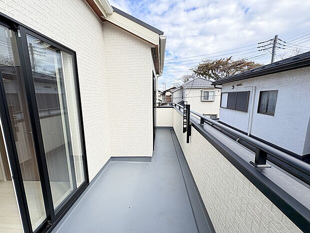 広めのバルコニーは風通しも良くお洗濯物もしっかりと干すことができます!