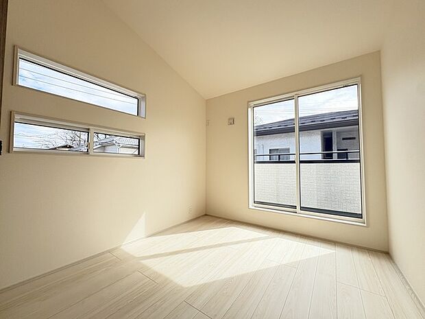 2面採光を確保した明るい室内は、爽やかな風を感じる居心地の良い空間です。