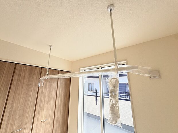 雨の日も安心、室内物干し付きです。