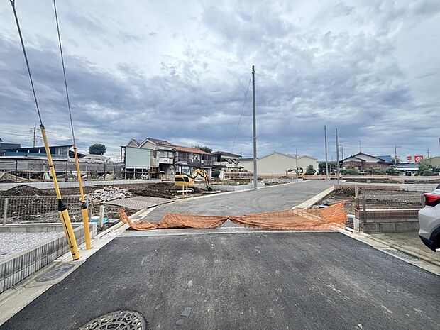 6m幅員の道路に面しておりお車の運転が苦手な方でも安心して出入りいただけます。