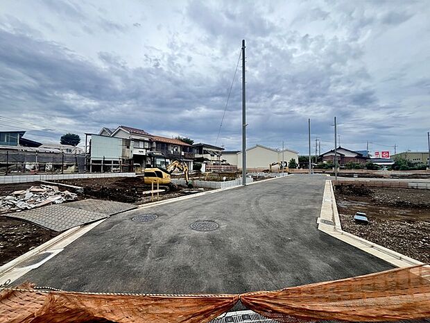 前面道路は通り抜けができないため、交通量が少なく静かな住環境です。