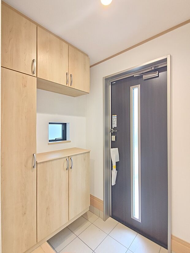 大きな靴棚を配した玄関ホール。