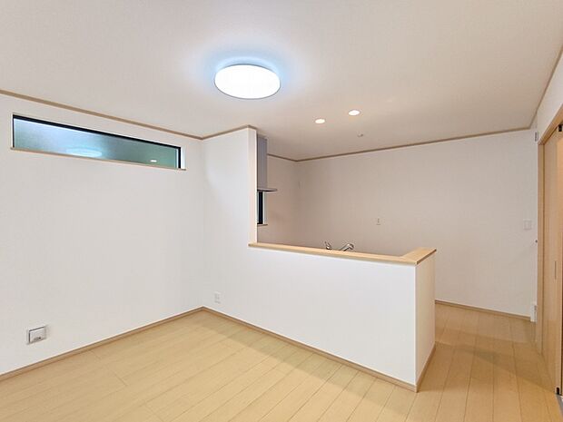 【ＬＤＫ／約16帖】 ＬＤＫのキッチンは対面式です。 家族を見守りながら調理ができ、家族団欒の空間を叶えます。