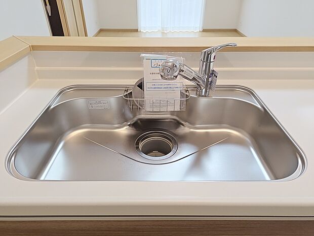 キッチンシンクには、いつでも綺麗なお水が利用できる「浄水機能付き水栓」を装備！