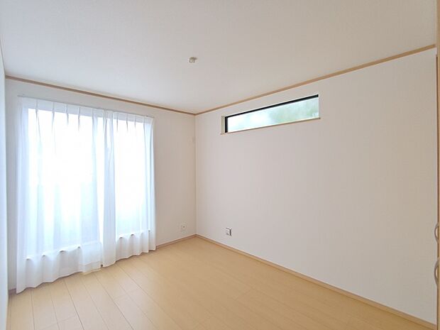 【2階洋室／約6帖】 主寝室はしっかり6帖の広さを確保。窮屈感を感じないお部屋です。