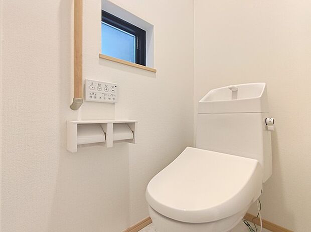 手すりとダブルホルダーが配された1Ｆトイレ。 トイレは1階と2階にそれぞれ設置されております。