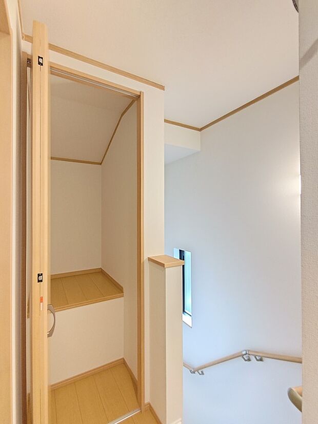 廊下部分にも収納がございます。 他にも収納スペースがしっかり確保されており、片付け上手なお家となっております。