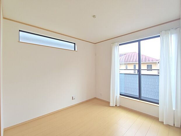 【2階洋室／約5.25帖／南側】 2階の南側2部屋からバルコニーを利用できます。