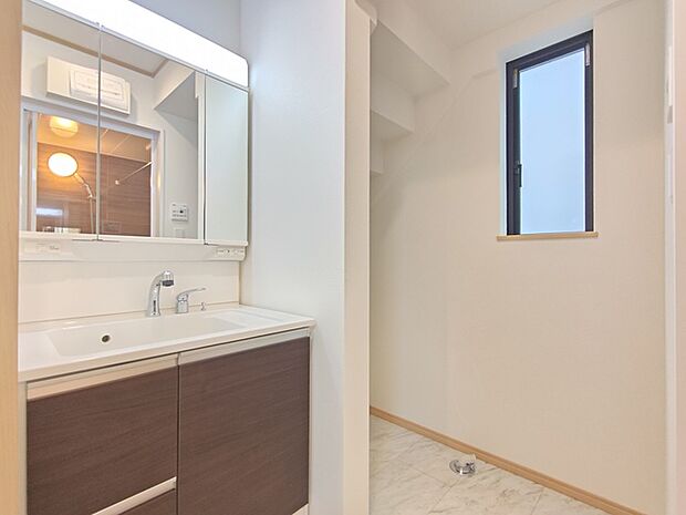 脱衣所はＬＤＫの横にある為、寒くなりにくい場所です。 お風呂上りに凍えることはありません。