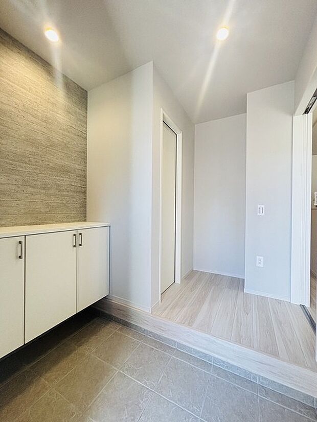 明るく開放的な玄関、靴の脱ぎ履きもしやすく、収納も豊富でご家族皆様の靴をスッキリ収納できます。 