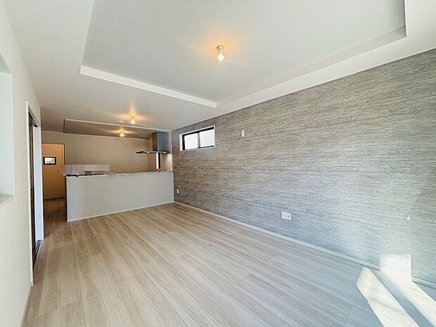 大きな開口部から明るい光が差し込むリビング。日中の室内の明るさがこの部屋の魅力です。 