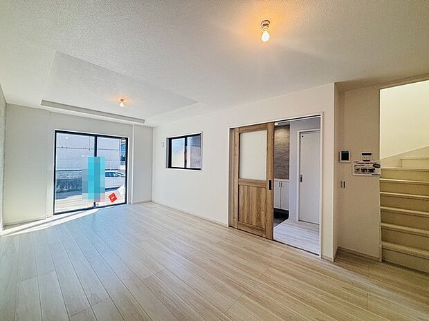 どんな家具にでも相性が良い清潔感ある白色調のクロスを採用。主張しすぎない配色、耐久性にも優れた床材は日々のメンテナンスも楽に、快適に過ごして頂けるよう考えられています。 