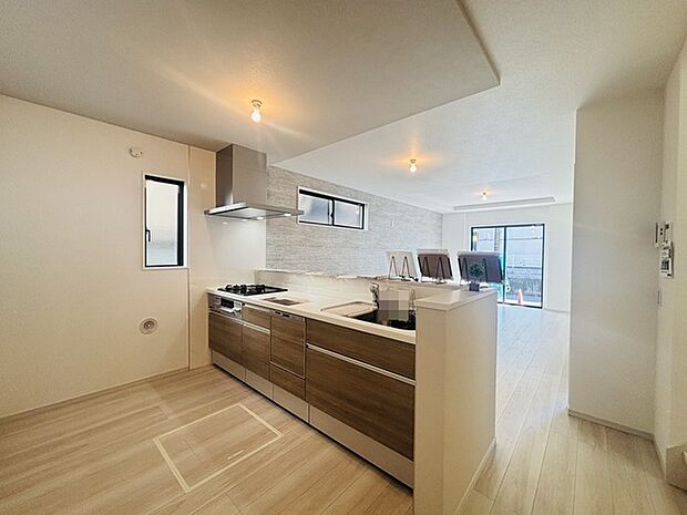 家族が一番集まる場所だから広々としつつも素敵な空間であって欲しい。皆がくつろぐリビングからキッチンまでが一つに繋がる空間。 