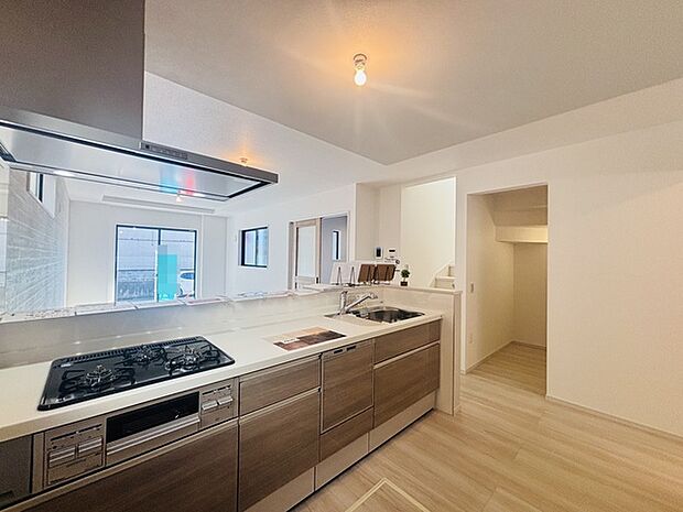 リビングにいる家族の顔が見渡せるカウンターキッチン。お料理もより一層おいしく、楽しく。食器棚を背面に設置しても十分な広さを確保しています。 