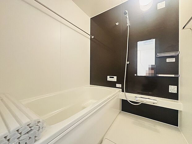 落ち着いた色味の浴室で1日の疲れをゆっくりと癒してください。 