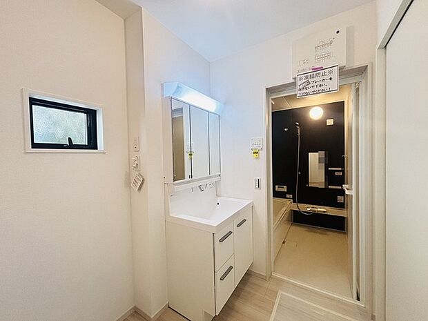 お出かけ前の身だしなみに一歩差がつく三面鏡。ミラー裏にはたっぷり収納もございます。  