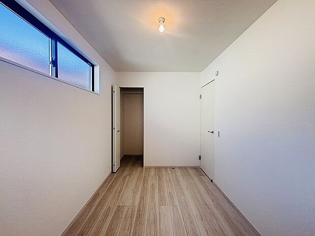 大きな開口部から明るい光が差し込む、日中の室内の明るさがこの部屋の魅力です。 